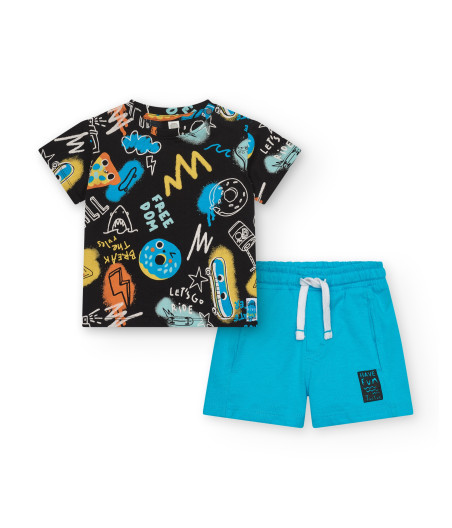 Conjunto con camiseta negra y short turquesa