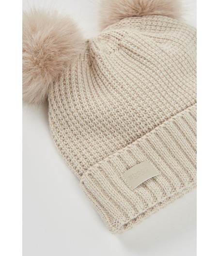 Gorro beige con pompóns dobles